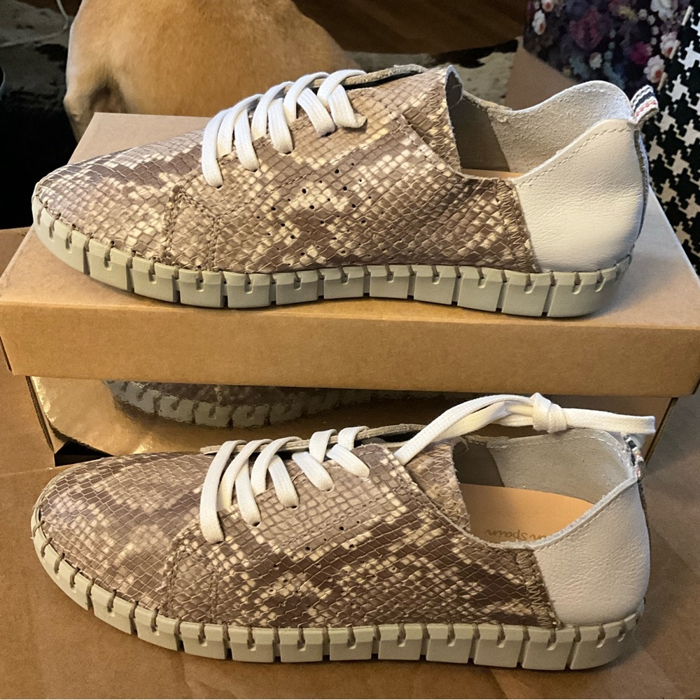 New Andre Assous Iris snake print leather sneakers 37 7 1” platform $189